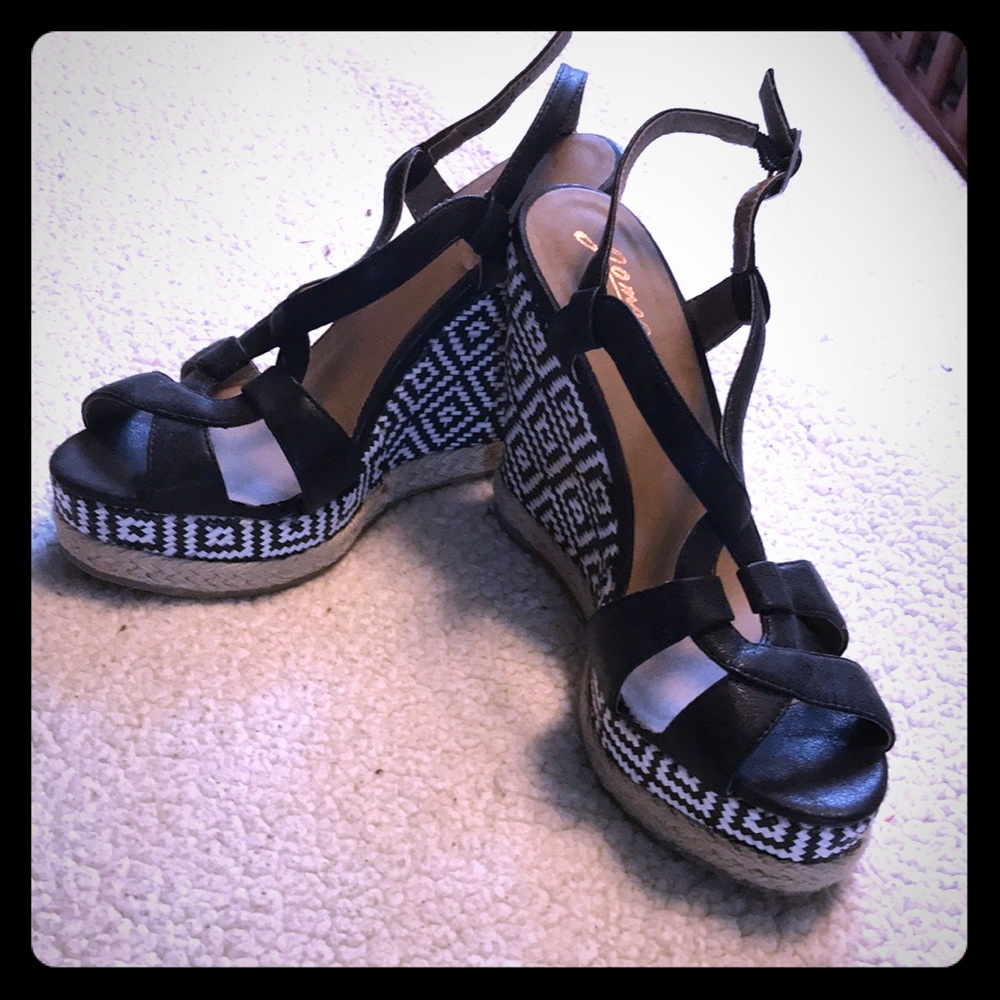GoMax Black and White Wedge Sandals